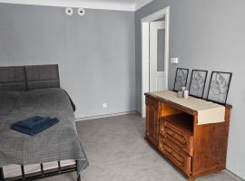 Apartament DWORCOWA Mszczonów blisko SUNTAGO، فندق في مشتشونوف