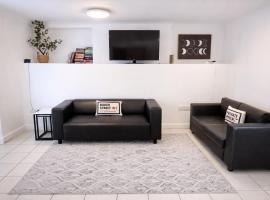 Kent 1 bedroom apartment 2 mins walk to Gravesend Station & Town Centre, khách sạn ở Gravesend