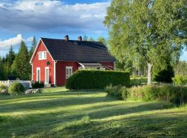 Charming School House From 1926 In Gunnarskog, Hotel in Gunnarskog