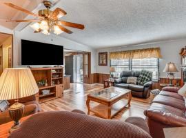 Countryside Haven with Spacious Yard in Tamassee!, Hotel in Tamassee