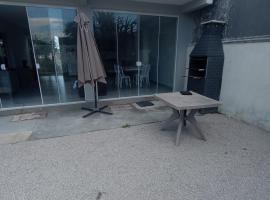 Casa 2 quartos a 2 quadras do mar nova, hotel a Matinhos