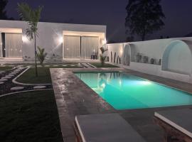 Viesnīca Under hill bali pilsētā Kubupenlokan