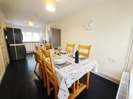 Spacious 3 Bedroom Home Ample Parking Near Shops