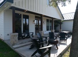 River Access Firepit BBQ Pet Friendly Sleeps 8, hótel í Kyle