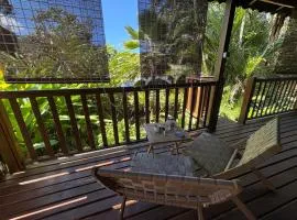Bungalow dans un jardin tropical