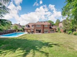Luxurious Modern Henley Large Home with Pool，Rotherfield Peppard的飯店