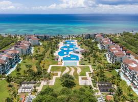 Luxury 2 BR Condo with tub & Infinity Pool - Beach Side At Mareazul - Sirenita G