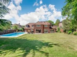 Luxurious Pool, Hot Tub & Gym, 5-Bed Modern Home