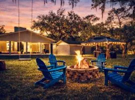 10 min to Springs Hot Tub Game Room Private Yard EV