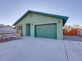 Patio Hangouts! Home By Rotary Park and River Access, hotell i Bullhead City