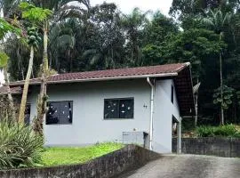 Casa aconchegante, cercada, em local tranquilo!