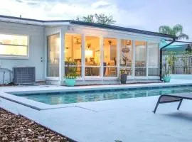 Orlando Villa: Pool Garage & Garden View