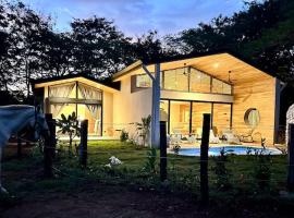 Villa Kaliah Luz w pool, Horses & beach nearby，孔查海灘的飯店