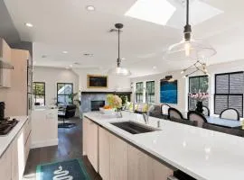 Luxury Condo | Steps to Ferry | Parking + Roofdeck