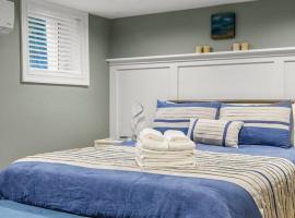 West End 2 BR w/ Parking + Private Patio + Grill, Hotel in Provincetown