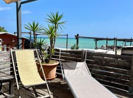 Casa Vacanze con Accesso Spiaggia Terrazza e Parcheggio, Hotel in Savona