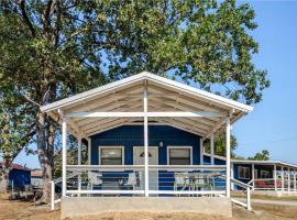 Bixby Cove Cabin #2, Hotel in Texanna