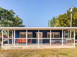 Bixby Cove Cabin #1, Hotel in Texanna