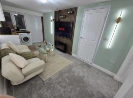 Stylish 1 BR Apartment Near Heathrow, hotel v mestu Staines