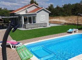 Nane Garden house with heated pool, хотел в Mirce