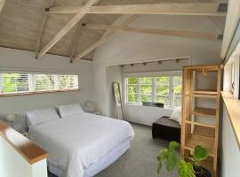 Kauri Coast Bungalow, hotell sihtkohas Karekare