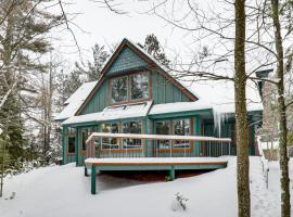 Private Peninsula! Laurel Lake Retreat with 3 Piers, hotel en Three Lakes