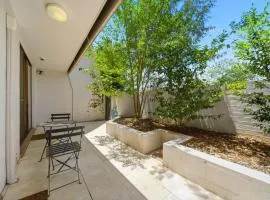 Spacious Bright Apartment with Courtyard and BBQ