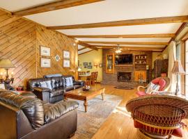 3 Mi to Ruby Falls The Downer House with Yard, Hotel in Lookout Mountain