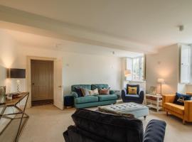 Grade ll listed Farmhouse in Wotton-Under-Edge, хотел в Kingswood