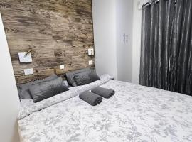 Studio with Terrace & Free Parking, Hotel in Herzlia