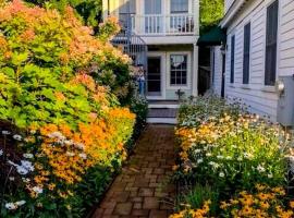 Tiny House Living + Parking | Near West End Beach, отель в Провинстауне