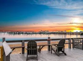 Pet-Friendly Beachside Condo + Parking on Comm St