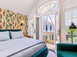 Tiny House Living + Parking | Near West End Beach, хотел в Провинстаун