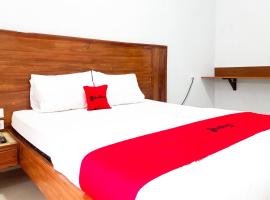 RedDoorz Plus Syariah at Umyas Hotel near Terminal Anjuk Ladang Nganjuk, hotel em Nganjuk