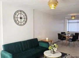 Modern Quiet Cosy Home next to main cities & towns