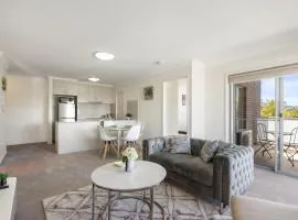 Relaxed 2BR 2BTH Apartment with Balcony & Parking