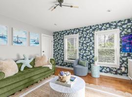 Provincetown में, होटल Bright and Modern Condo w/ Patio, Parking, AC