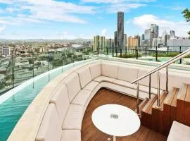 Valley Getaway - Rooftop Pool - Parking - Sleeps 6