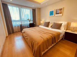 The Lanze Premium Furnished Apt 50 Meters from Metro Line 8 Steps from Fudan University, hotel a Xangai