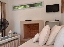 Cabañas Aires del Sur, con gran parque y pileta, hotel em Chascomús