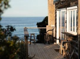 Whale Song Oceanfront Escape, hotel a Falmouth