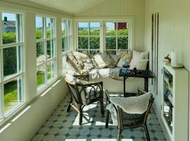 Cottage With Glass Porch By Apelviken Beach、ヴァールベリのホテル