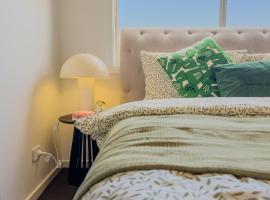 3-Bedroom Modern Home in Clyde North, Hotel in Clyde North