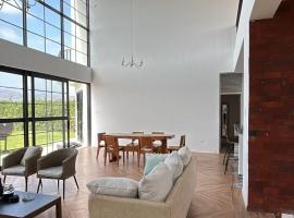 Hermosa casa con piscina privada, hotel u gradu Asia