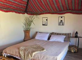 Desert Camping Heritage Tent close to Dubai, Hotel in Shabakah