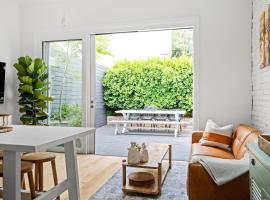 Heart of Fitzroy Designer Terrace with Courtyard, khách sạn ở Melbourne