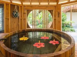 Island Breeze - Round House with BBQ - Wooden Hot Tub - Beach