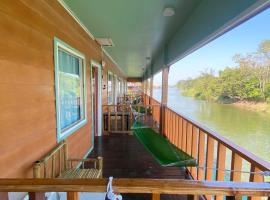 SODA River View Guesthouse DONDET, хотел, който приема домашни любимци, в Ban Dons&ocirc;m Tai