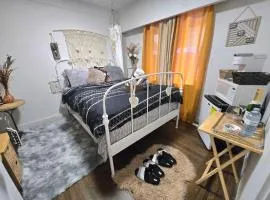 Cozy Boho Room at the Heart of Vancouver! Private Parking, Self Check-in & just 4 mins to Metrotown!