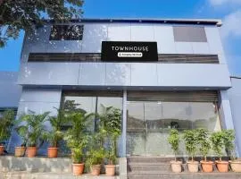 Super Townhouse LBS Road BKC Formerly Royal Palace